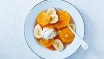 Apelsinsallad med honungsyoghurt