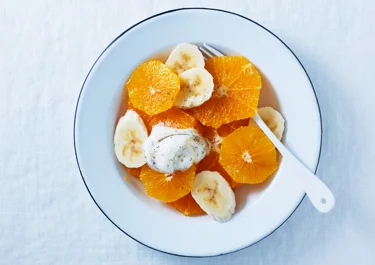 Apelsinsallad med honungsyoghurt