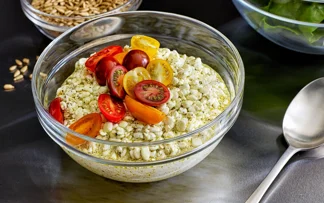 Cottage cheese med pesto og tomater