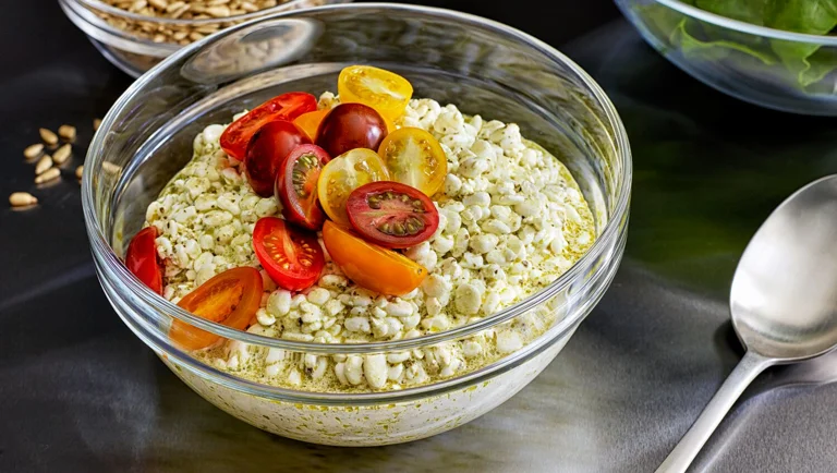 Cottage cheese med pesto og tomater