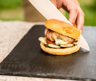 Kyllingburger på engangsgrill
