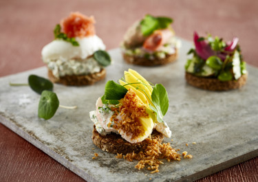Smørrebrødstapas med rejer og mango