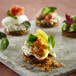 Smørrebrødstapas med rejer og mango