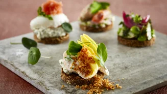 Smørrebrødstapas med rejer og mango