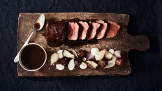 Misostekt oxfilé med jordärtskocka, soja och steklök