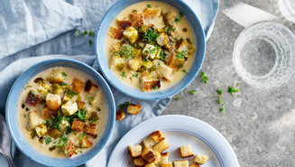 Potatis- och purjolökssoppa med vitost, krutonger och krasse