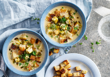 Potatis- och purjolökssoppa med vitost, krutonger och krasse