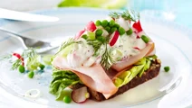 Smørrebrød med skinke og let italiensk salat