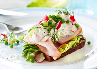Smørrebrød med skinke og let italiensk salat