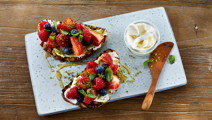 Toast med flødeost og friske bær