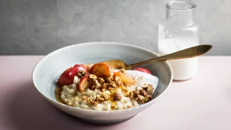 Havregrynsgröt med kanelstekta äpplen och granola