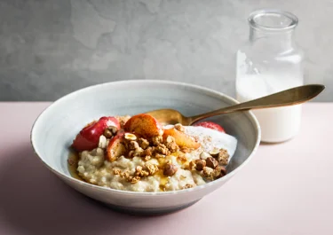 Havregrynsgröt med kanelstekta äpplen och granola