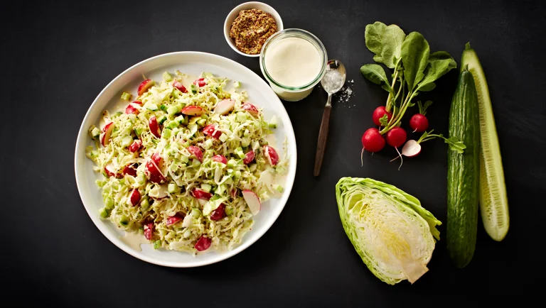 Sprød kålsalat med grov sennep og radiser