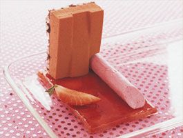 Tutti-fruttiparfait på svenska bär med riskrispbotten och jordgubbsterrin