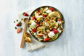 Stegt blomkål og majroer med tahin og jordbær