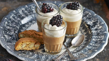 Pannacotta med espresso, lättvispad grädde och björnbär