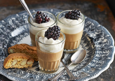 Pannacotta med espresso, lättvispad grädde och björnbär