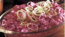 Punajuuri-piparjuurisalaatti
