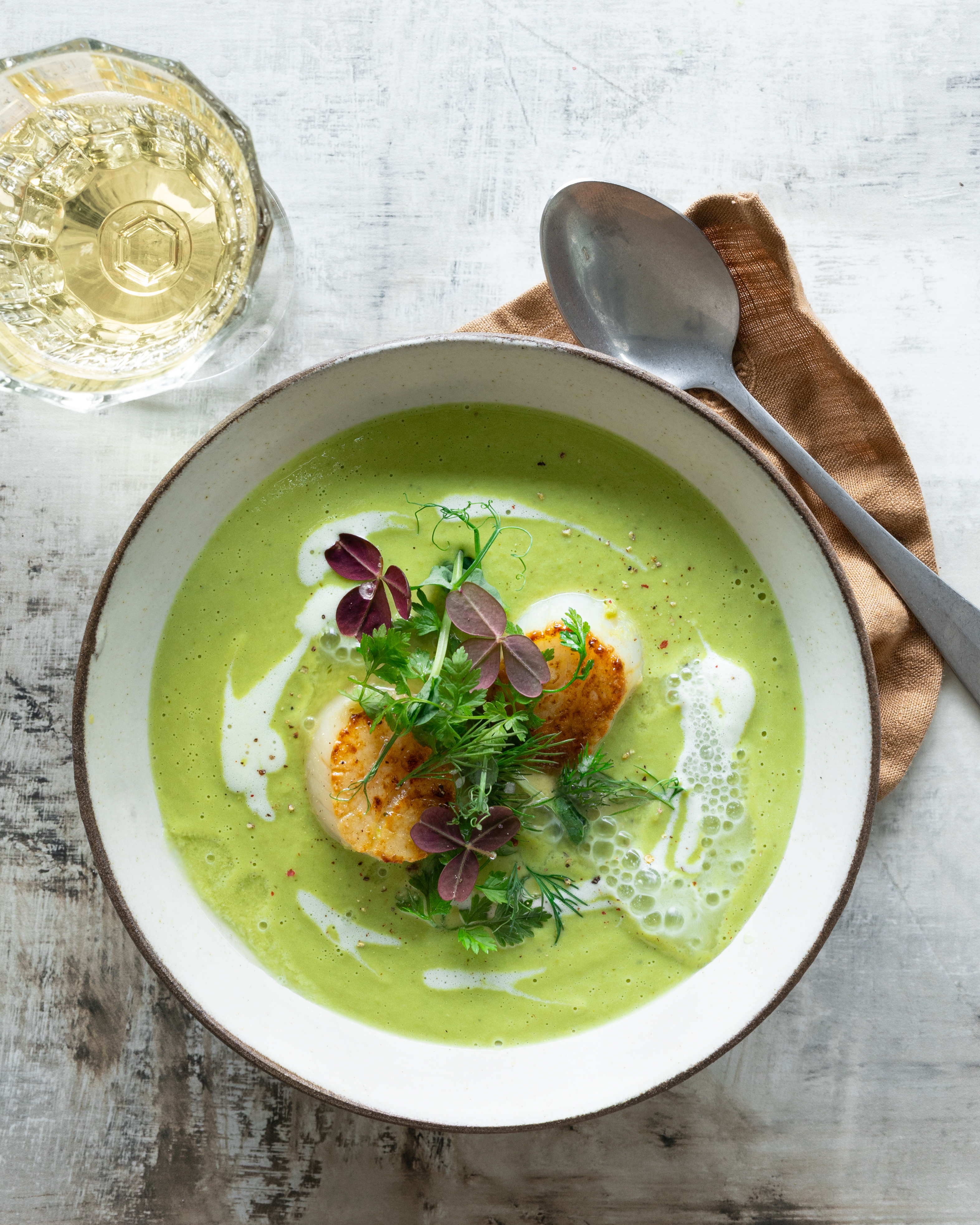 &#xC6;rtesuppe med kammuslinger