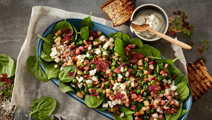 Sprød jordskokkesalat med ærter og bacon