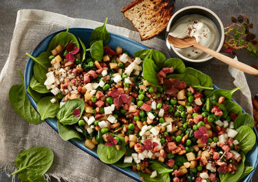 Sprød jordskokkesalat med ærter og bacon