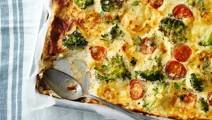 Broccoligratäng med ost och småtomater