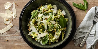 Raikasta pestoa ja täyteläistä raejuustoa – nopea ja helppo valinta lounaslistalle.