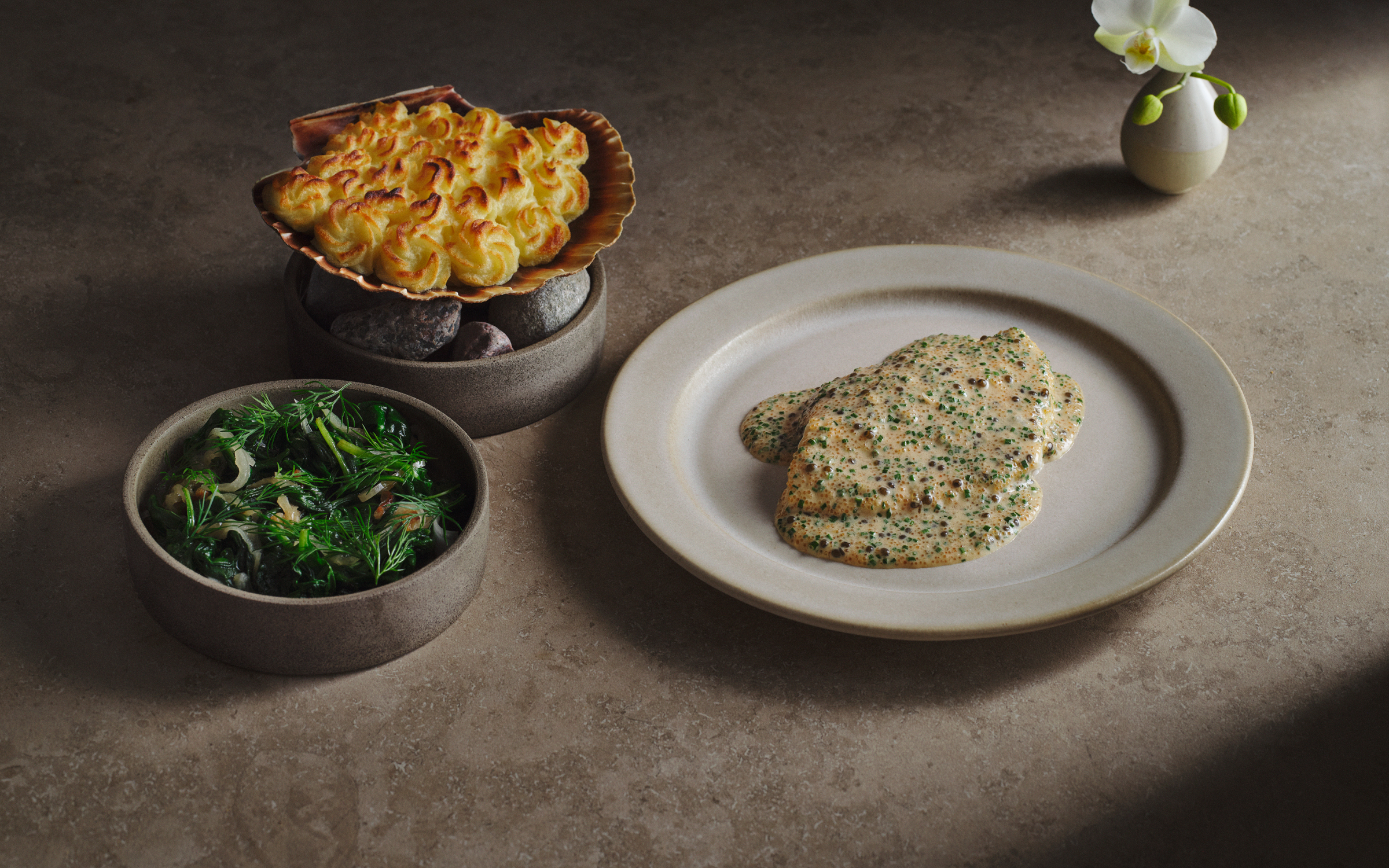 Bakad piggvar, smörsås med rom, duchessepotatis samt vitlökssauterad spenat