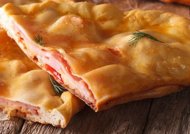 Empanada de jamón y queso con cebolla caramelizada