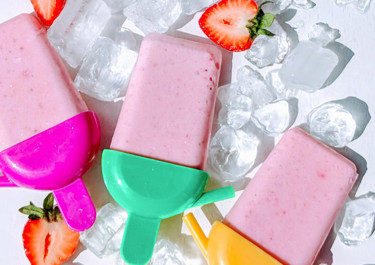 Lactose-free strawberry popsicles 