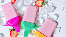 Lactose-free strawberry popsicles 