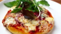 Pizza med blåmögelost och rucola