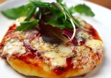 Pizza med blåmögelost och rucola