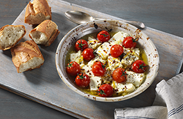 جبنة فيتا المشوية مع الطماطم والأوريجانو