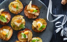 Sprø ananas med kremost, ananaskirsebær og mynte