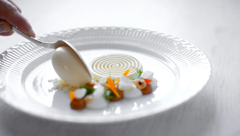 Skyr dessert met mousse, ijs en karamel