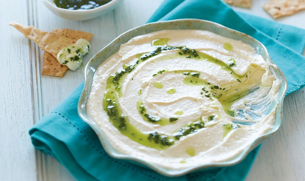 Recept voor romige witte kaasdip met muntpesto | Arla - Recept | Arla