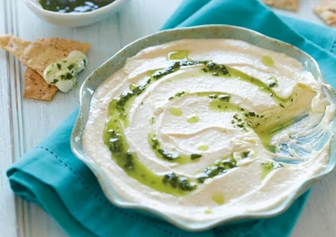 Romige witte kaasdip met muntpesto