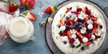 Kesän makein herkku – pehmeää vaniljakreemiä ja tuoreita mansikoita kakun muodossa.