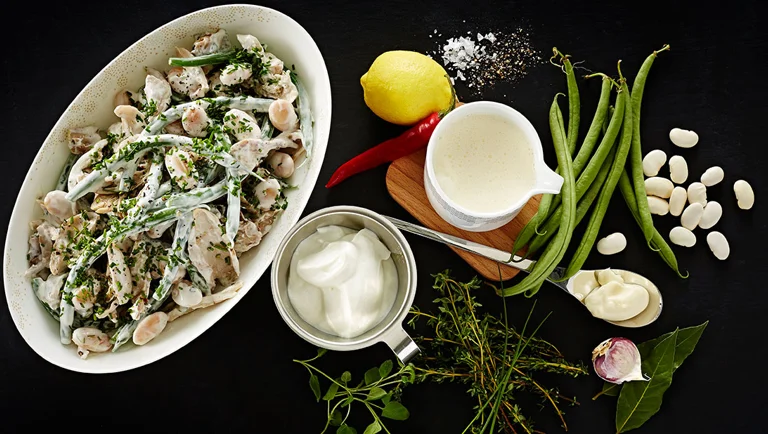 Salat af grønne bønner med urtesaltet kylling, merian og hvide bønner