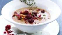 Svampesuppe med brombærsalsa