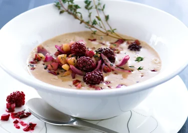 Svampesuppe med brombærsalsa