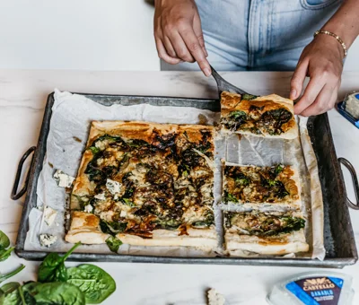 Plaattaart met blauwe kaas en gekaramelliseerde ui van Chickslovefood