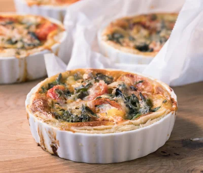 Blue Cheese pies with spinach and tomatoes