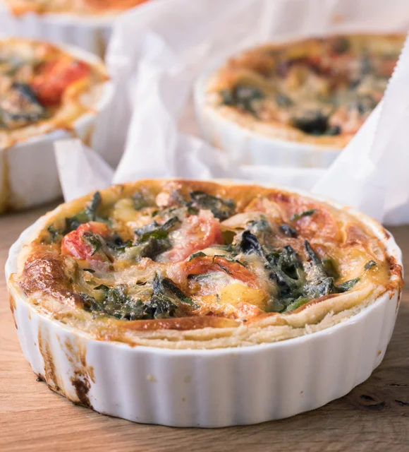 Tartelettes au fromage bleu avec épinards et tomates