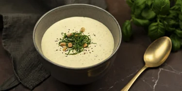 Juuston täyteläisyys ja peston yrttisyys – mutkaton kastike katuruokiin ja moneen muuhun.