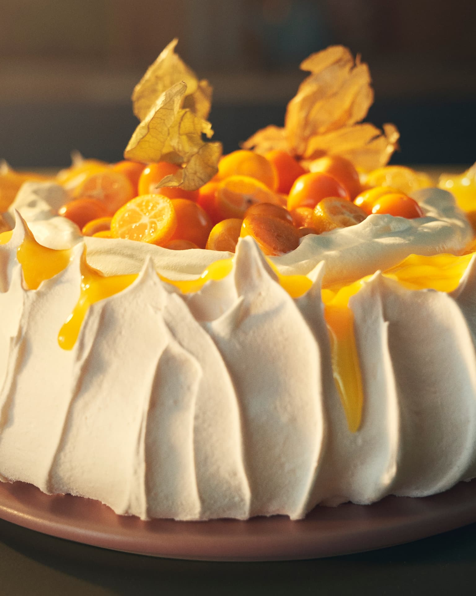 Paaspavlova met lemon curd, gekonfijte kumquats en kaapse kruisbessen