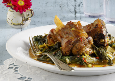 Κατσικάκι βουτυράτο με λάπαθα, φρέσκο και ξερό κρεμμύδι