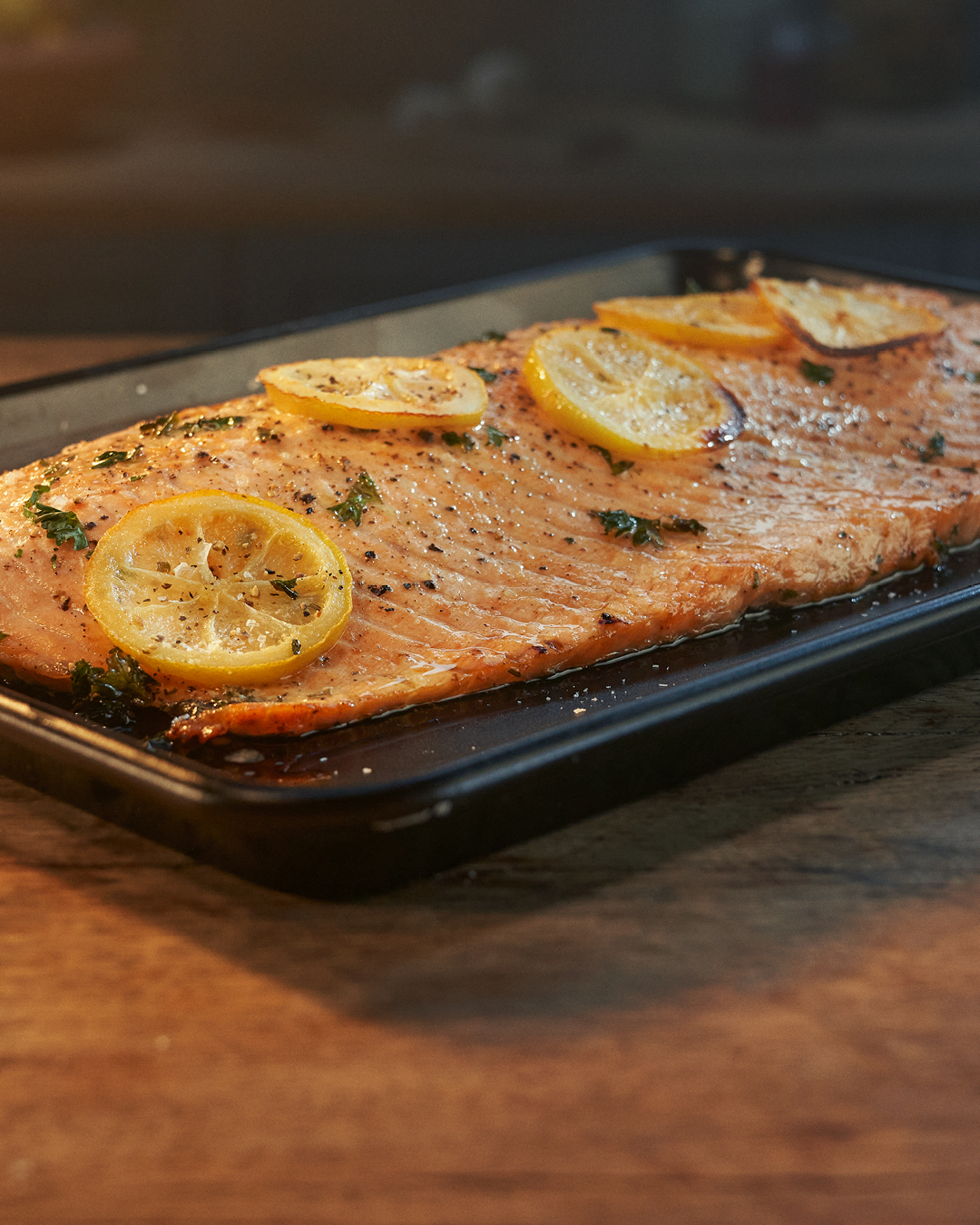Salmón al horno con mantequilla de limón y perejil