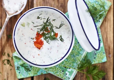 Gräddfilssås med rom och gurka